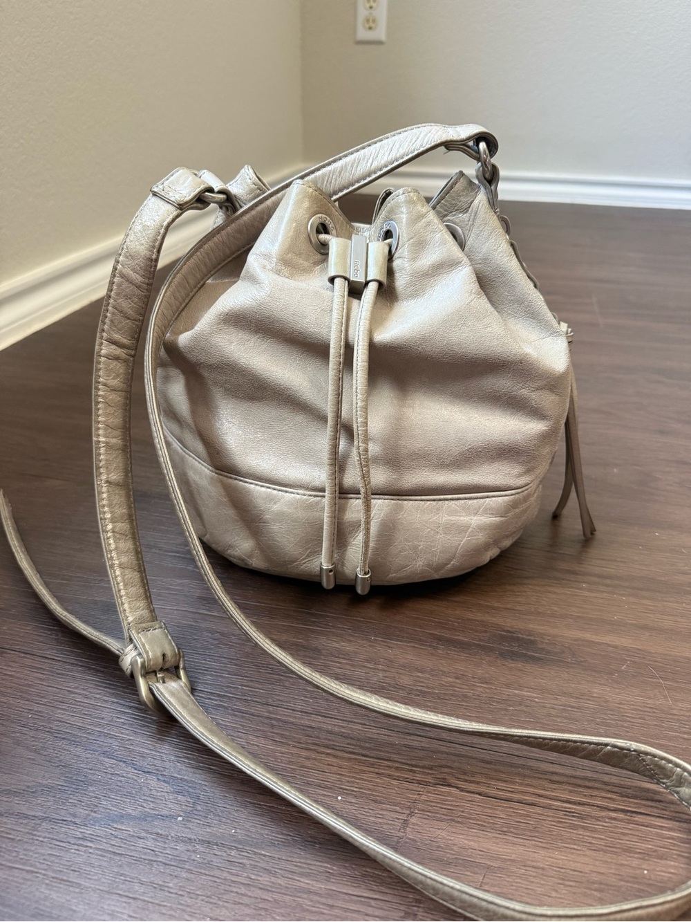 Hobo International Tulia Drawstring Bucket Bag Soft Gray Leather Shoulder Purse - Picture 2 of 16